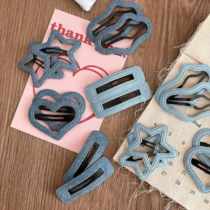 Vue détaillée de pinces à cheveux en denim en forme d'étoile et de cœur avec BB clip