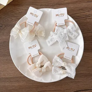 Set elastici per capelli con fiocchi di pizzo per bambine con perle e rete crema su card
