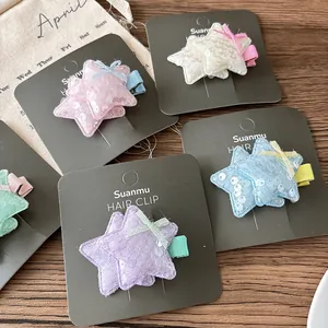 Détail de pinces à cheveux étoiles à paillettes avec dentelle et nœuds en ruban