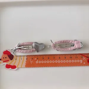 Haarspangen-Set für Mädchen aus rosa Stoff mit silbernem Herz und Schleife, 2er-Pack