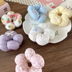 Dettaglio di elastici per capelli a fiore con imbottitura 3D e piccoli fiocchi