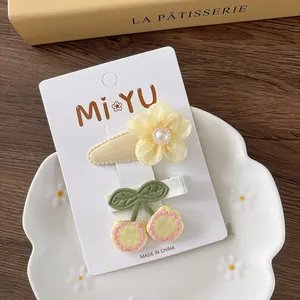 Detail von süßen Stoffblumen mit Perlen und Kirsch-Stickerei Haarklammern Set für Mädchen