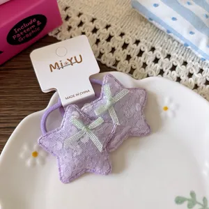 Gros plan d'élastiques étoiles à paillettes avec nœuds sur assiette décorative