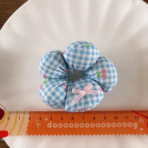 Dettaglio elastico fiori a quadretti blu con stampa ciliegie e righello di misura