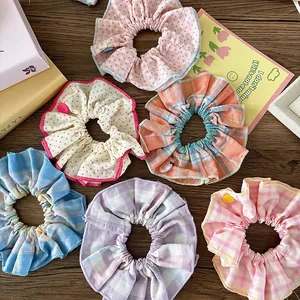 Detalle de coleteros coloridos con lunares y cuadros para niñas pequeñas