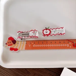 Bestickte Stoff-Haarspange für Kinder mit rotem Apfelmuster auf weißem Baumwollstoff