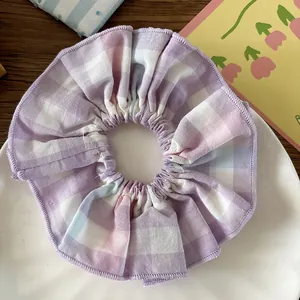 Primer plano del coletero a cuadros lavanda con degradados pastel sobre un plato de cerámica