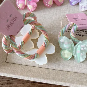 Élastiques à cheveux papillon translucides colorés avec cordons sur carte rose