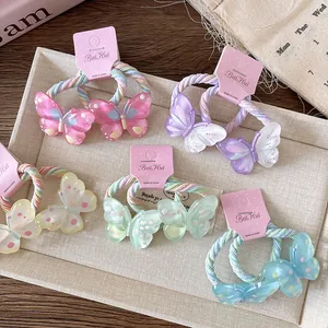 Détail de chouchous papillon colorés en rose, violet, jaune, vert et bleu ciel