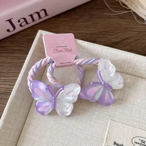 Détail d'élastiques à cheveux papillon en résine translucide avec motifs de fleurs roses