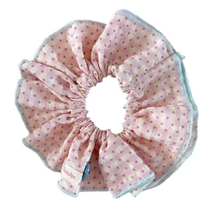 Coletero de cuadros rosas con lunares rojos y botón decorativo para niñas