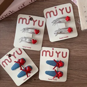 Détails de barrettes à cheveux étoile rouge et nœud sur tissus denim et argent