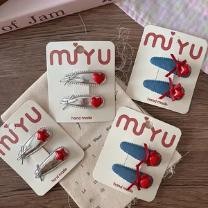 Vue détaillée de barrettes faites main avec étoiles rouges et cœurs sur carte