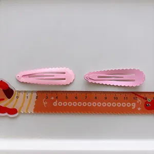Paar zoete roze metalen BB-haarclips met golvende rand ontwerp, 5 cm lengte