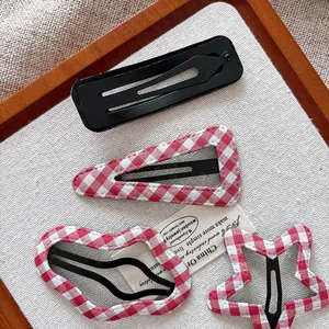 Lot de quatre barrettes à cheveux à carreaux rouges en formes de triangle et étoile
