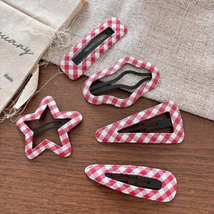 Lot de 5 barrettes BB en tissu vichy rouge aux formes géométriques sur fond de bois