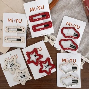 Détails des barrettes en cuir à pois rouges et crème sur cartes de présentation