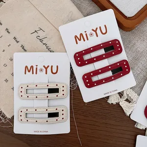 Lot de barrettes à cheveux rétro en cuir à pois rouges sur carte de présentation