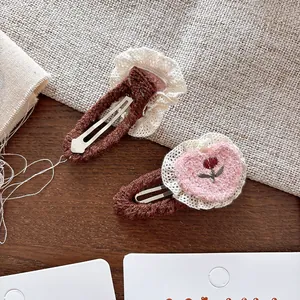 Pinces à cheveux cœurs brodés rose et marron faites à la main avec dentelle