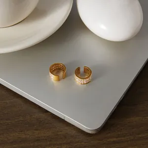 Élégantes boucles d'oreilles clips en acier doré avec zircons carrés