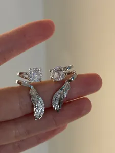 Detaillierte Nahaufnahme von funkelnden Zirkonia-Engelsflügel-Ohrclips für Damen