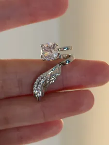 Detail eines silbernen Engelsflügel-Ohrclips mit funkelndem Zirkonia