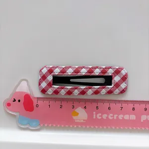 Barrette BB à carreaux rouges pour femmes avec règle montrant 6,2cm de long