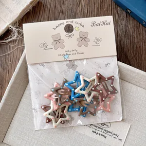 Détail de barrettes en forme d'étoile avec motifs à pois sur carte de support