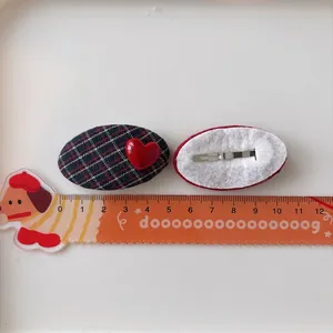 Fermaglio a scacchi blu navy con cuore rosso e righello per riferimento dimensioni