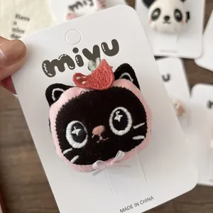 Barrette chat en peluche avec capuche fraise et broderie sur carte de présentation