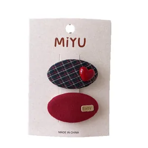 Set di fermagli per capelli a scacchi blu navy e rossi con dettaglio a cuore