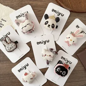 Détail de pinces à cheveux animaux 3D rembourrés avec broderie sur carton miyu