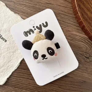 Détail de la pince à cheveux panda en peluche avec broderie 3D et texture douce sur carte