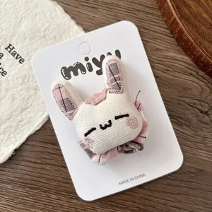 Détail de la pince à cheveux lapin en peluche faite main avec broderie 3D sur bois