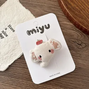 Gros plan d'une pince à cheveux éléphant brodée 3D avec perles et détails de fraise