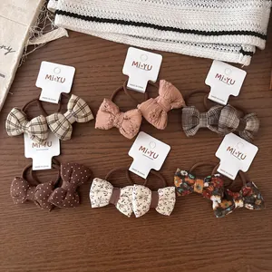 Détail de lot de 12 chouchous nœuds avec motifs à carreaux, pois et fleurs