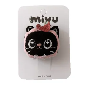 Pince à cheveux chat noir en peluche 3D avec broderie et nœud rose sur carte de support