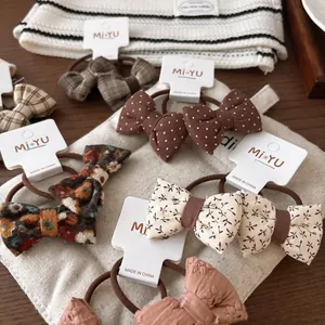 Lot de chouchous nœuds en tissu vintage avec motifs à pois et fleurs sur carton