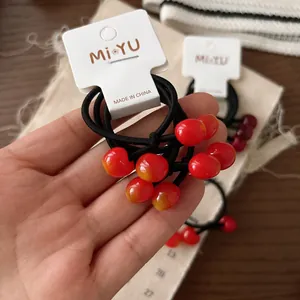 Elastico per capelli da bambina con ciondoli a ciliegia e perle rosse lucide