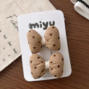 Détails des barrettes à cheveux en velours côtelé marron à pois sur carte
