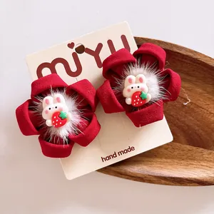 Détails de pinces à cheveux en peluche rouge avec pompons blancs et décorations de lapin