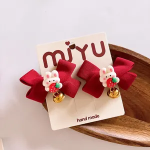 Détails des barrettes à nœuds en velours rouge avec lapin mignon et clochette d'or