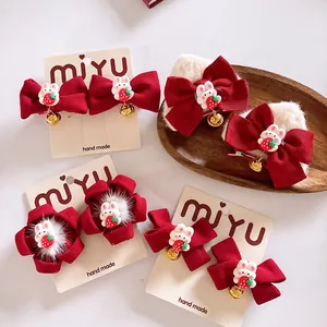 Barrettes oreilles de chat pelucheuses avec nœuds rouges et clochettes dorées