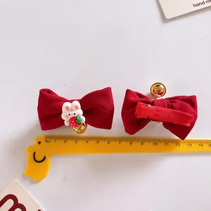Détails des barrettes nœuds rouges en peluche avec breloques lapin fraise et clochettes