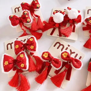 Detalle de pinzas rojas para el Año Nuevo Chino con bordados florales y borlas finas
