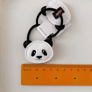 Detailansicht der süßen Panda-Haargummis mit elastischem Seil und besticktem Leder
