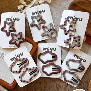 Détail de barrettes à cheveux à carreaux en forme d'étoile et de nuage avec clip