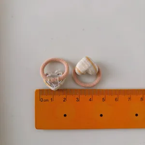 Coleteros de corazón rosa con cuadros amarillos y regla de medida sobre fondo blanco