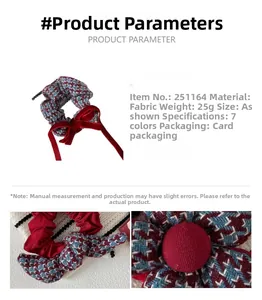 Detalle de coletero con estampado de pata de gallo, lazo de terciopelo rojo y datos