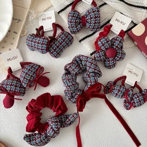Set de coleteros y lazos para el pelo con estampado de pata de gallo en tela burdeos